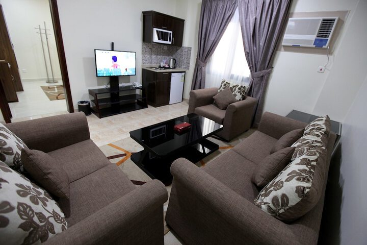 Lounge 34 of 63