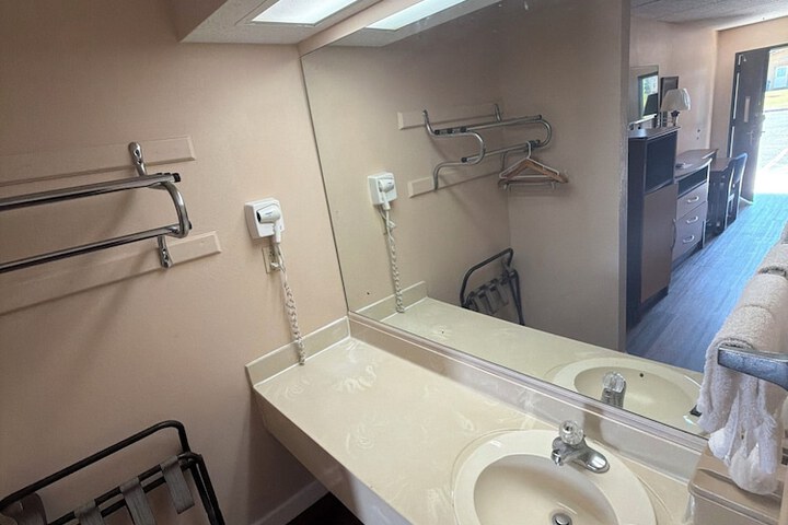 Room 16 of 38