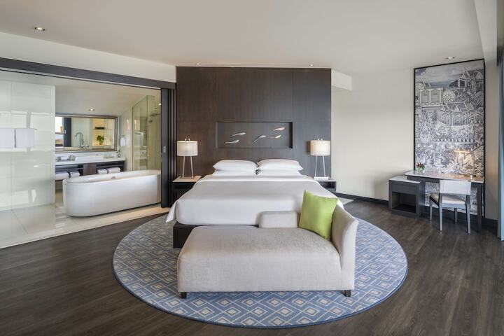 Room 40 of 185