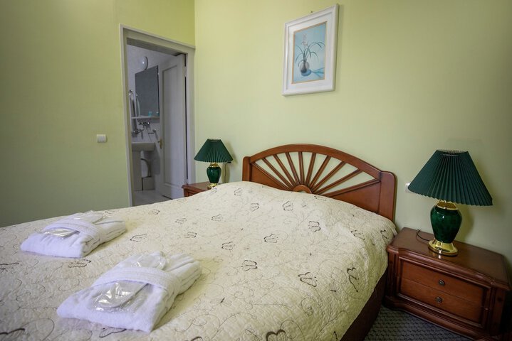 Room 5 of 18