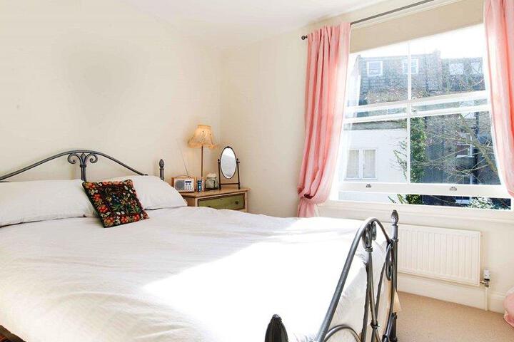 Veeve Light & Open 2 Bed House Moore Park Road Fulham