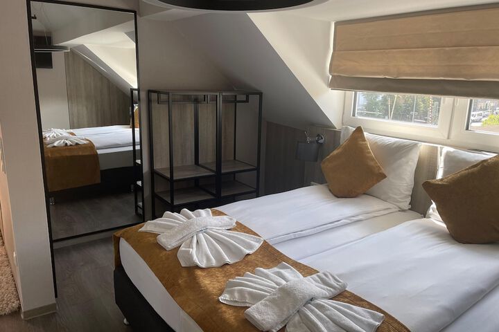 Room 4 of 11