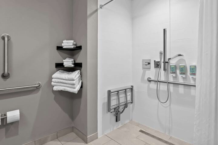 2 Queen Accessible Comm Assist Bathtub Microwave, Refrigerator WiFi Continental Breakfast (12 of 14)