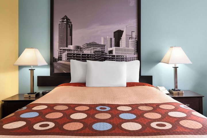 1 Queen Bed (9 of 19)