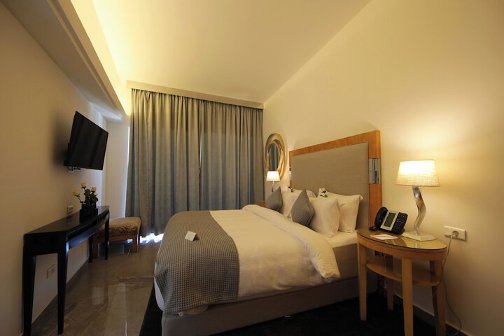 Room 3 of 87