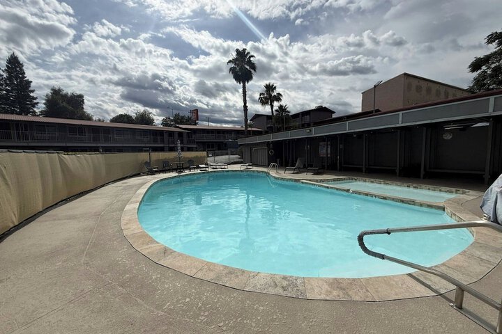 Pool 31 of 39