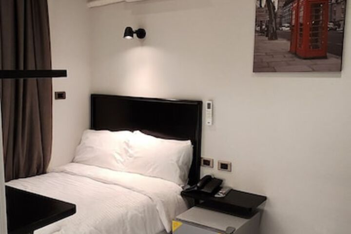 Room 27 of 107