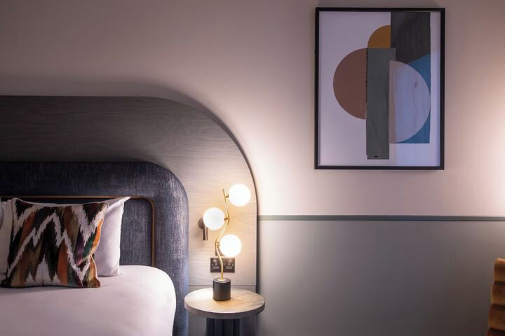Room 28 of 102