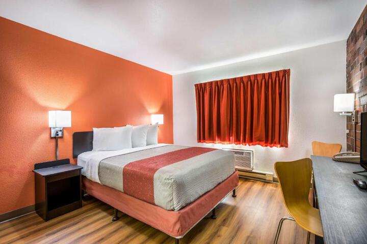 1 Queen Bed (8 of 10)