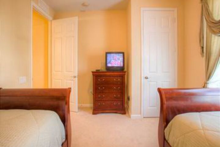 Room 13 of 34
