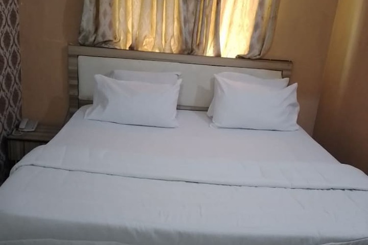 Room 13 of 33