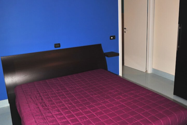 Room 6 of 94