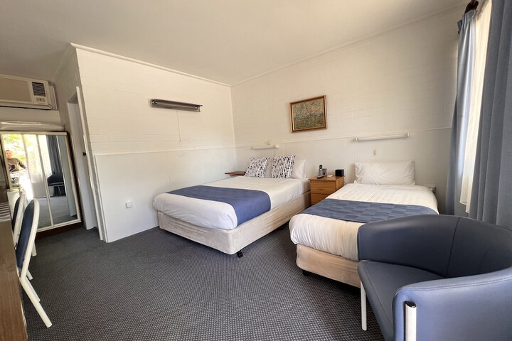 Room 13 of 18