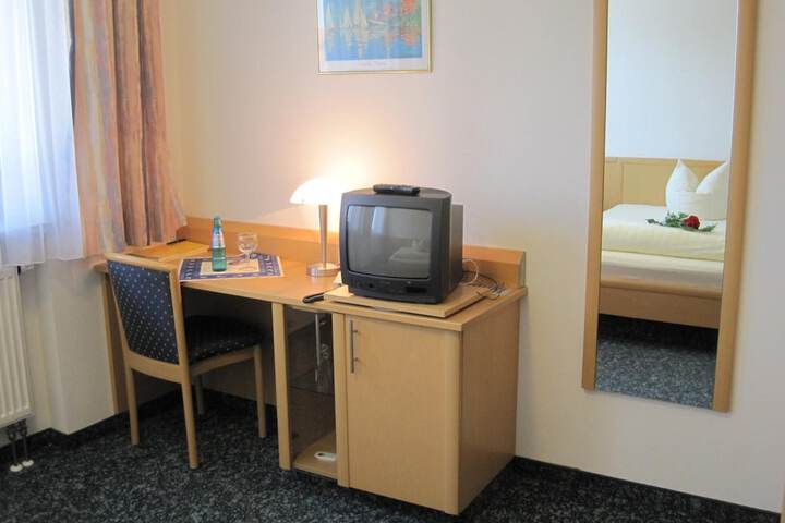 Room 13 of 30