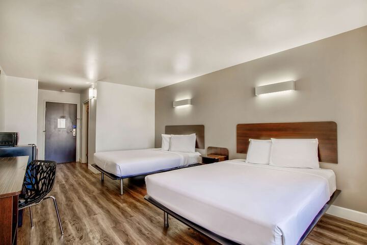 1 Queen Bed (2 of 10)