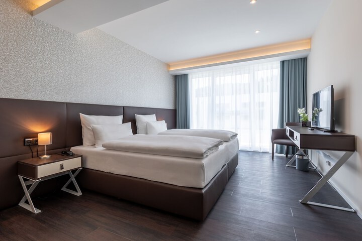 Room 3 of 43