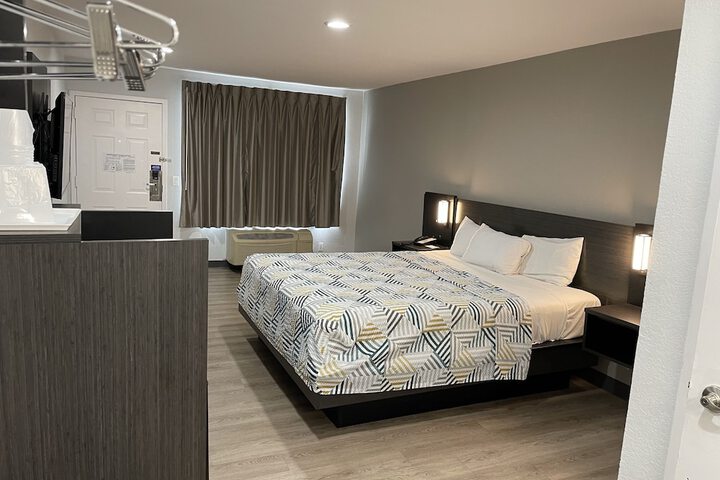 Deluxe Room 1 King Bed Refrigerator, Microwave (6 of 18)