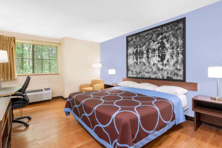 1 King Bed Mobility Hearing Accessible Room Bathtub with Grab Bars (3 of 12)