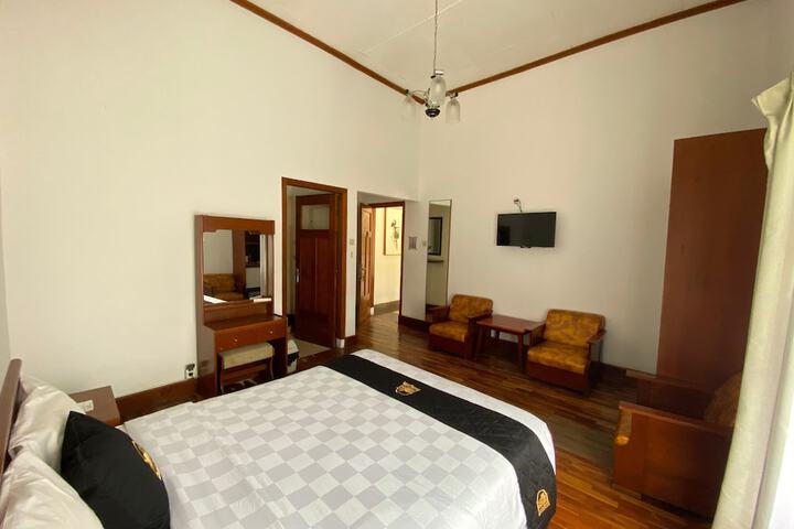 Room 5 of 18