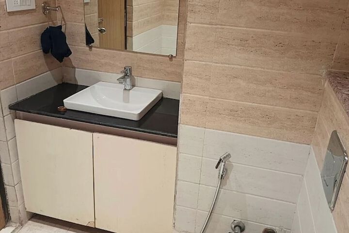 Room 7 of 8