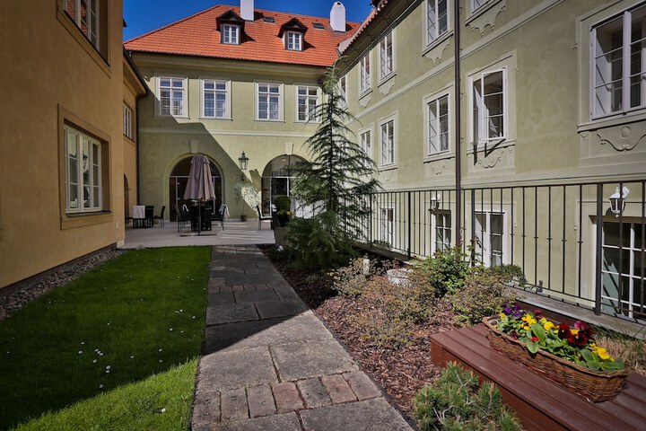 Hotel Exterior 114 of 136