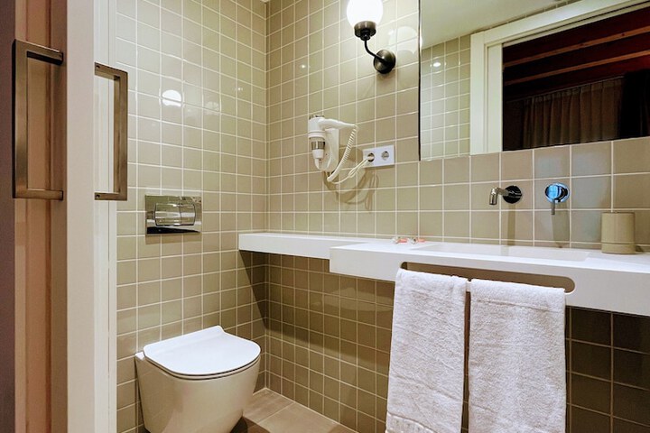 Room 10 of 16