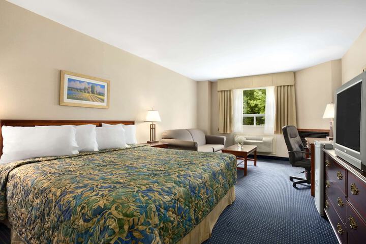 1 Queen Bed (6 of 30)