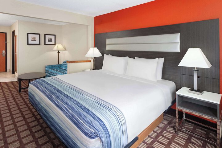 Deluxe King Bed (2 of 10)