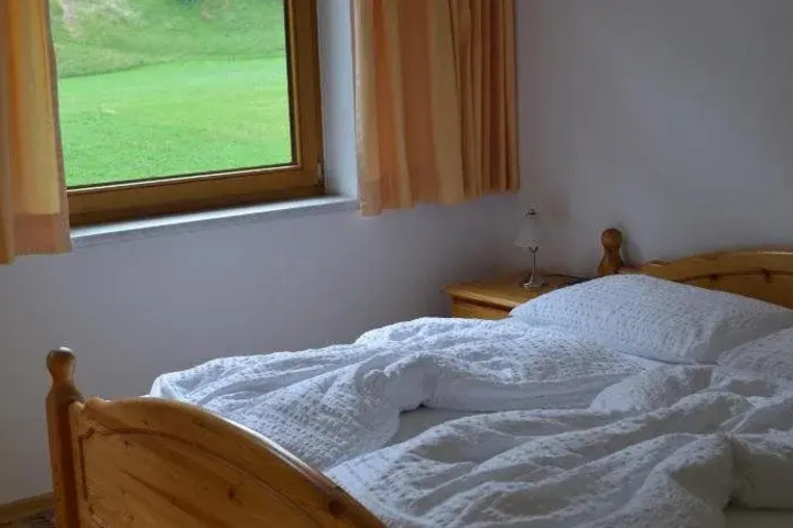 Room 4 of 15