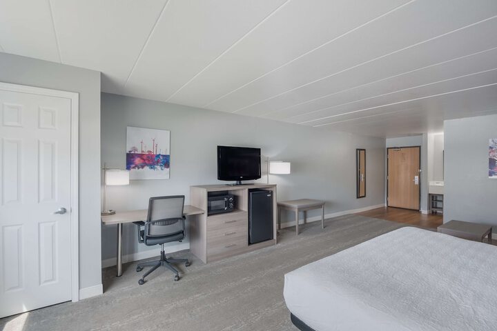 1 King Bed High Speed Internet Accessible Microwave and Refrigerator Chair with Ottoman Desk Full Breakfast (4 of 31)