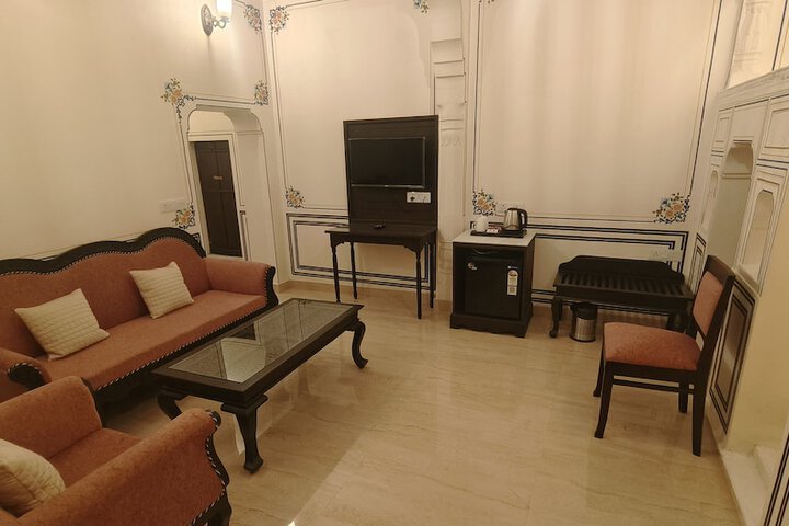 Room 17 of 33
