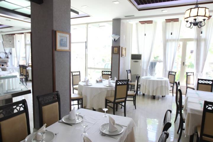 Dining 4 of 25