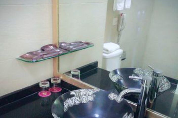 Room 2 of 31