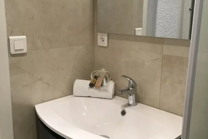 Room 7 of 18