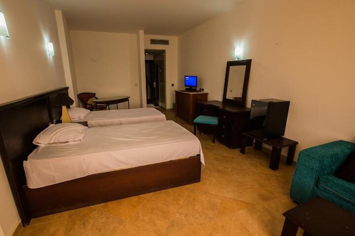 Room 6 of 11