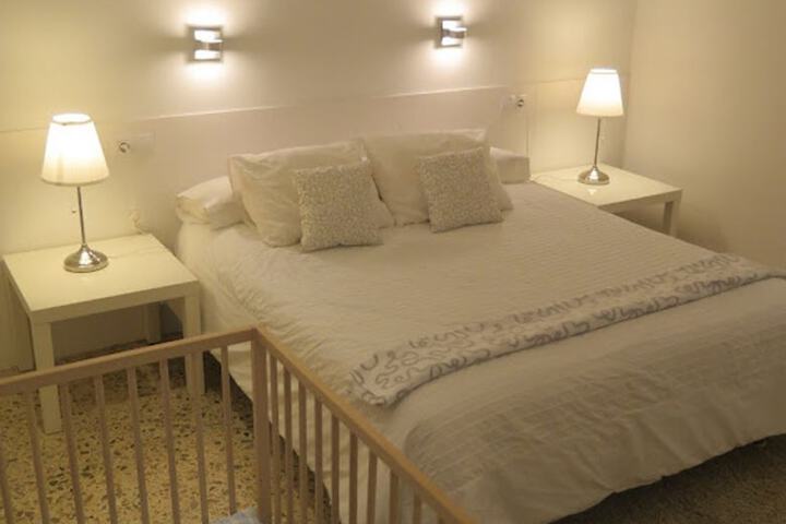 Room 4 of 93