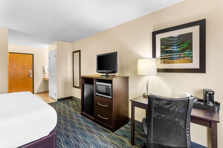1 King Bed Microwave and Refrigerator 32 Inch LCD Television Sofa Bed High Speed Internet Accessible Full Breakfast (12 of 22)