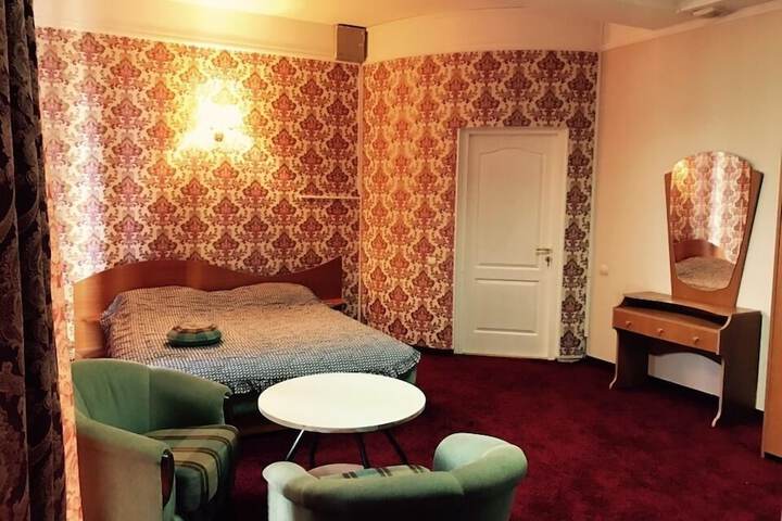 Room 9 of 18