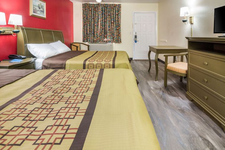 2 Queen Beds (1 of 8)