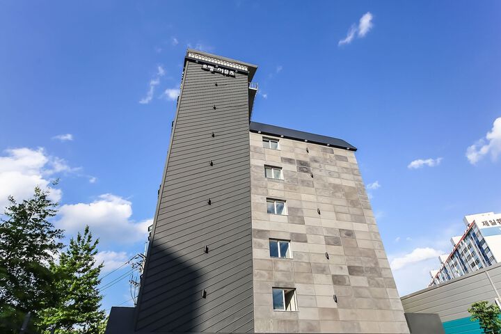 Hotel 7 of 67