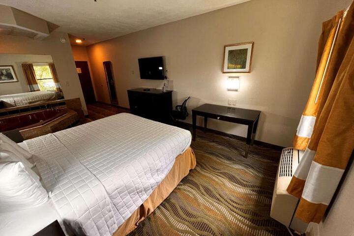 1 King Bed Sofa Work Desk Microwave, Refrigerator, Continental Breakfast (6 of 12)