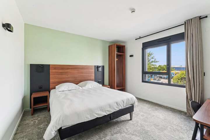 Room 10 of 28