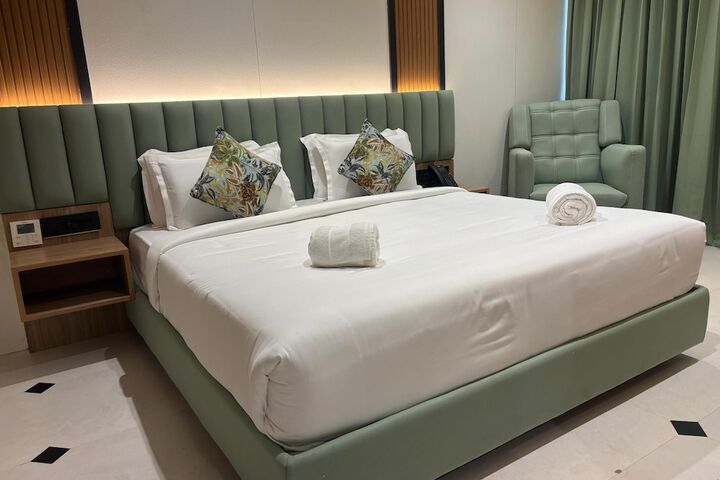 Room 8 of 28