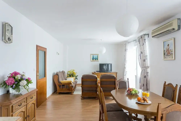 Room 3 of 21