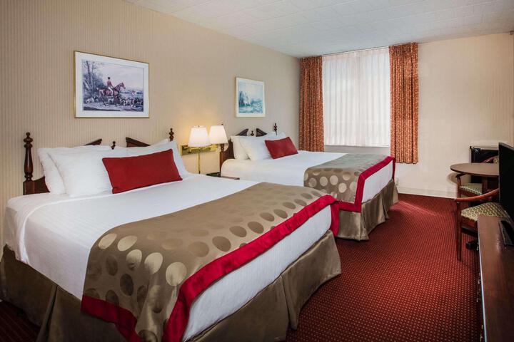 1 Queen Bed (2 of 10)