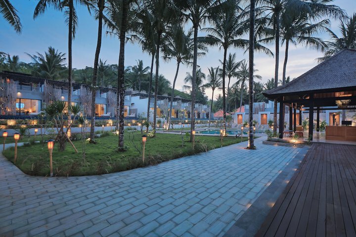 Hotel Exterior 96 of 113