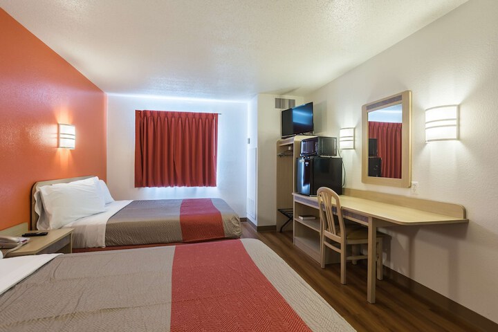 1 Queen Bed (12 of 19)