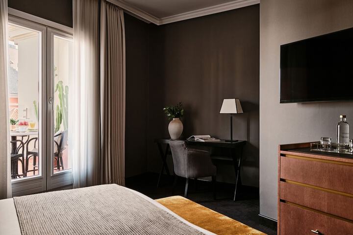 Room 8 of 98