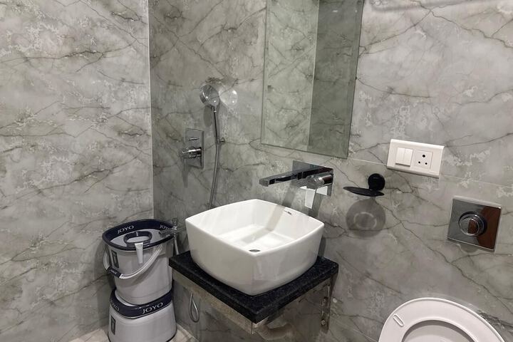 Room 7 of 9