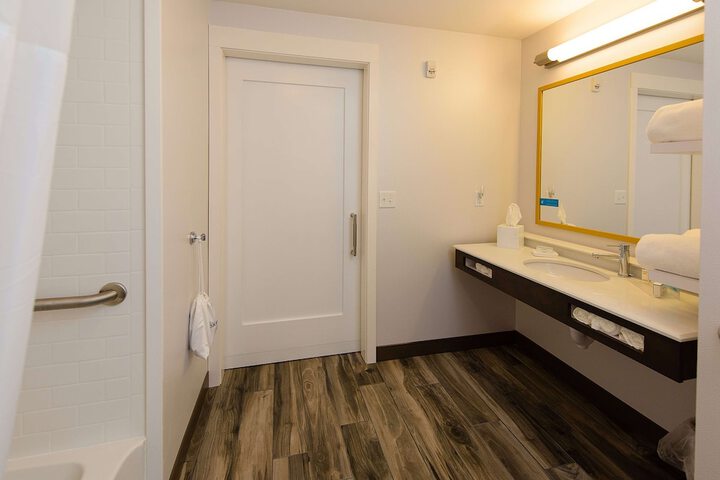 1 King Bed Accessible (4 of 12)